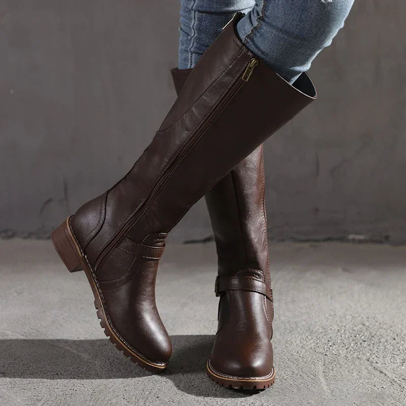 Krohn-e | Knielange Stiefel – Schmaler Schnitt – Schnallen-Detail – Lederähnliche Oberfläche – Profilsohle