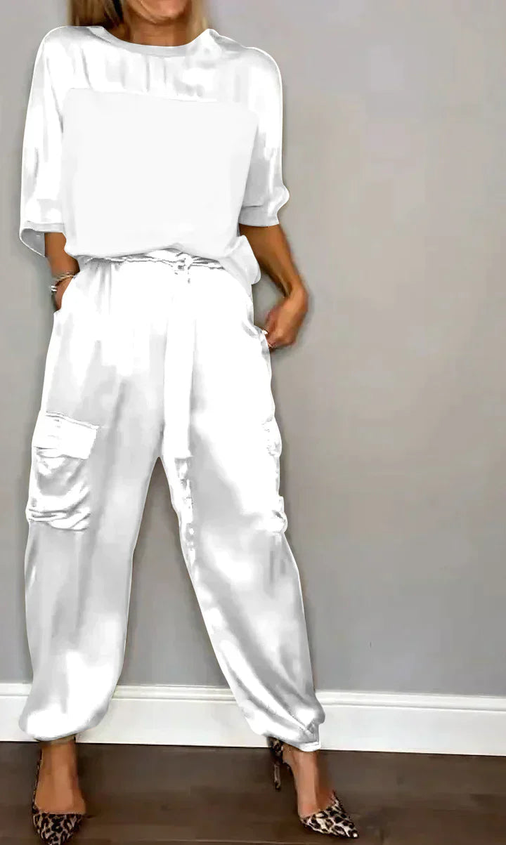 Damen-Satin-Anzug: Zweiteilig mit kurzem Oberteil und Hose von Kleya