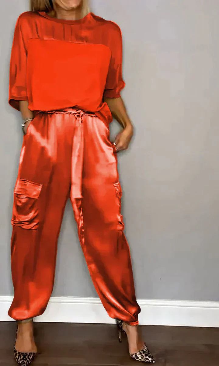 Damen-Satin-Anzug: Zweiteilig mit kurzem Oberteil und Hose von Kleya