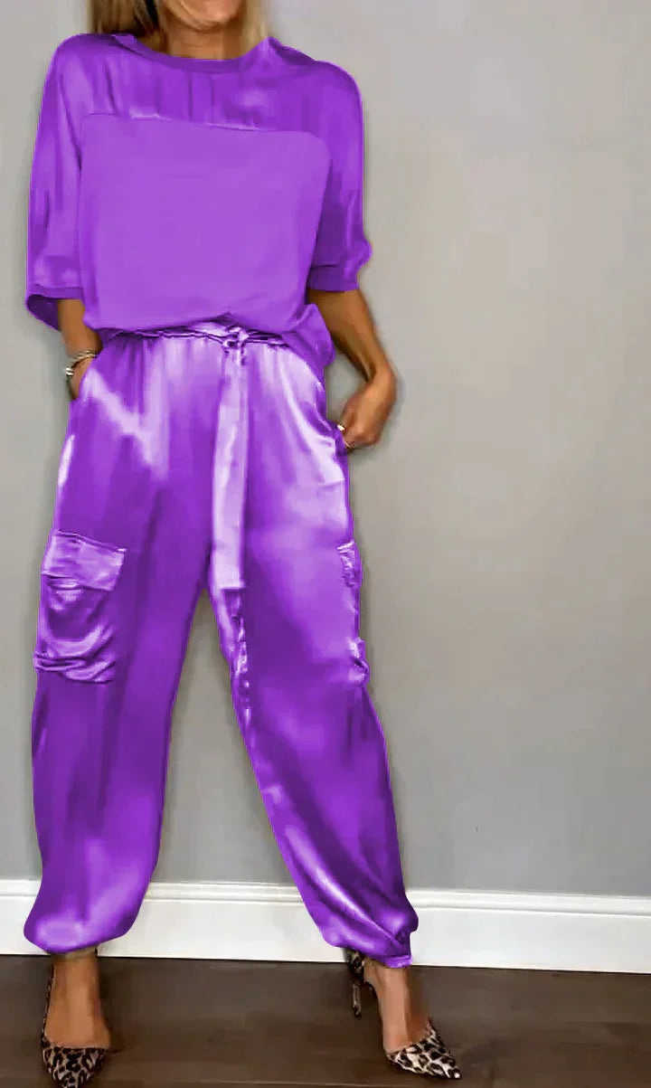 Damen-Satin-Anzug: Zweiteilig mit kurzem Oberteil und Hose von Kleya