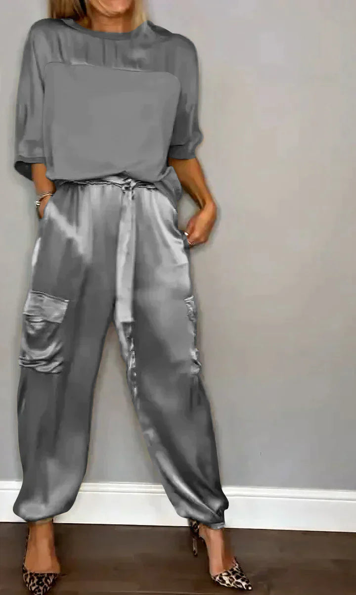 Damen-Satin-Anzug: Zweiteilig mit kurzem Oberteil und Hose von Kleya