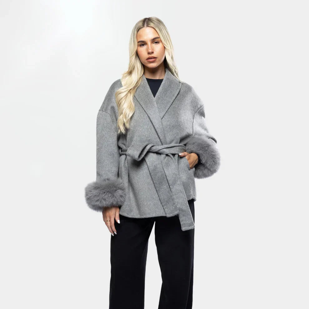 Krohn-e | Wolljacke mit Gürtel und Fake Fur Manschetten