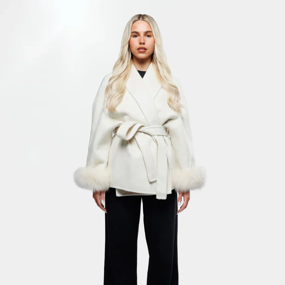 Krohn-e | Wolljacke mit Gürtel und Fake Fur Manschetten