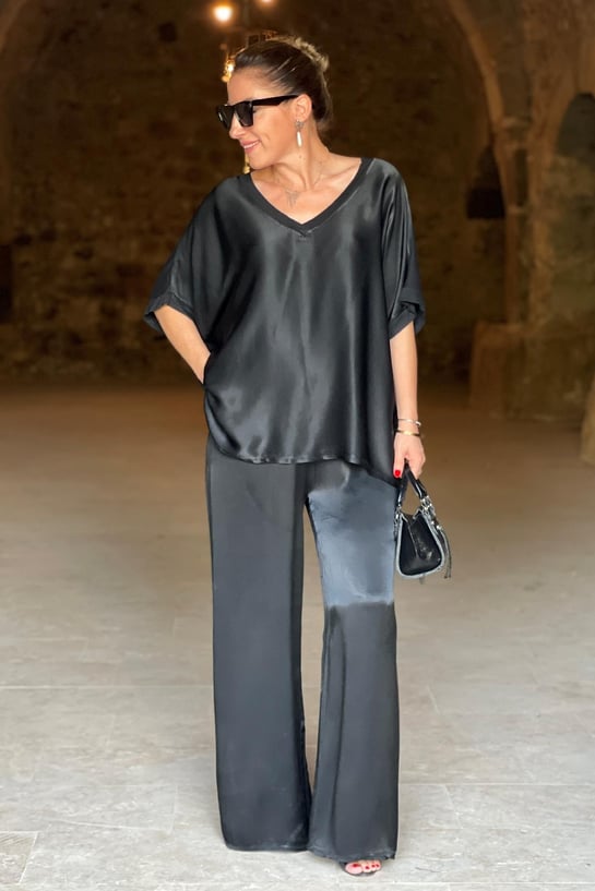 Lässiges Damen-Outfit: Top und weite Hose von Fudus