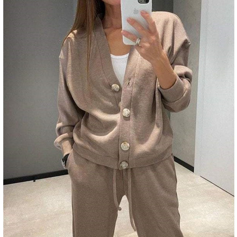 Krohn-e | Zweiteilig: Strickjacke mit Knopfleiste und passender Hose
