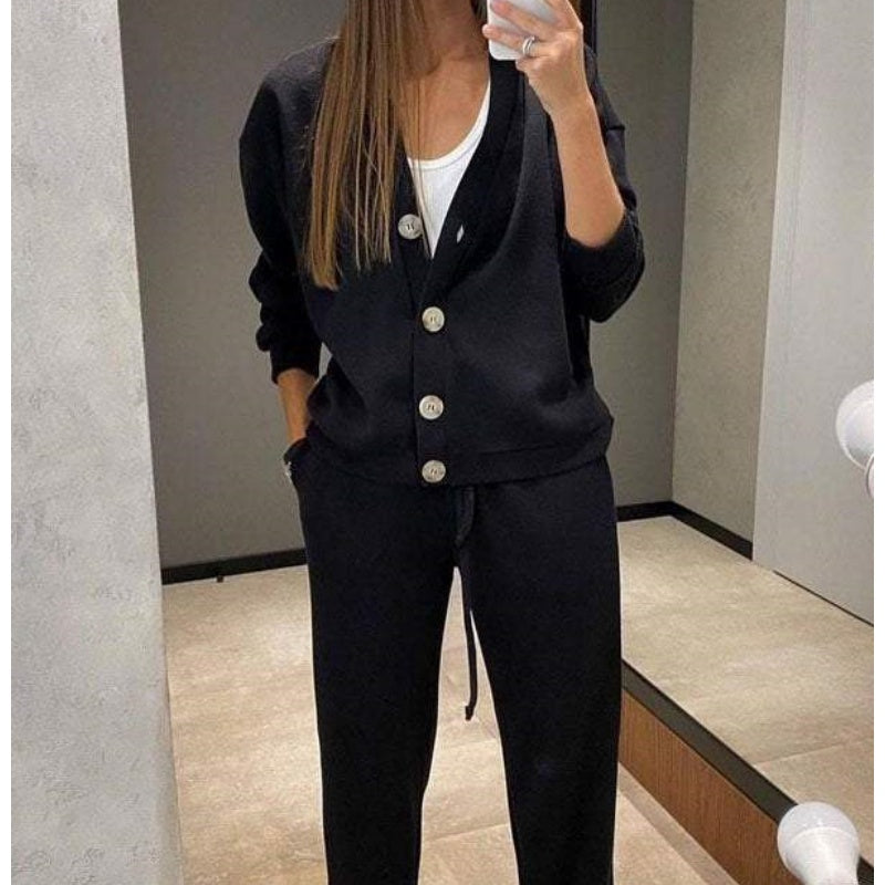 Krohn-e | Zweiteilig: Strickjacke mit Knopfleiste und passender Hose