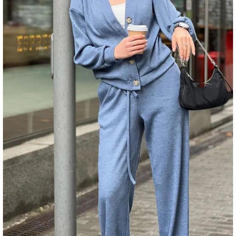 Krohn-e | Zweiteilig: Strickjacke mit Knopfleiste und passender Hose