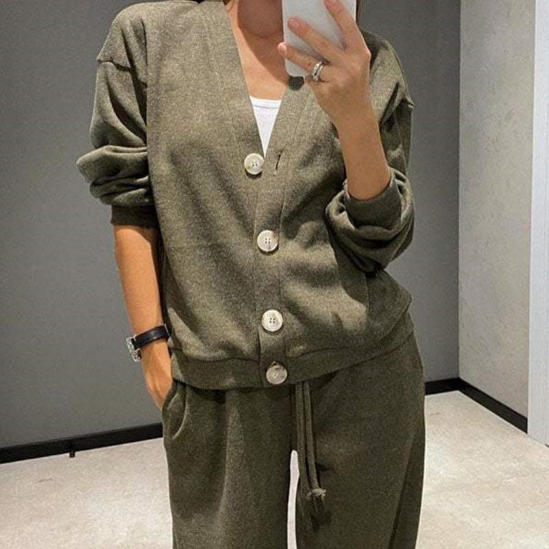 Krohn-e | Zweiteilig: Strickjacke mit Knopfleiste und passender Hose