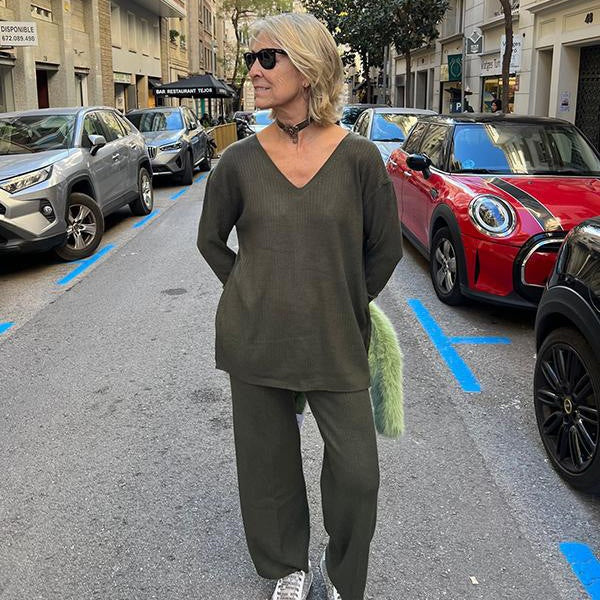 Elegantes Maren Set: V-Ausschnitt-Top und weite Hose