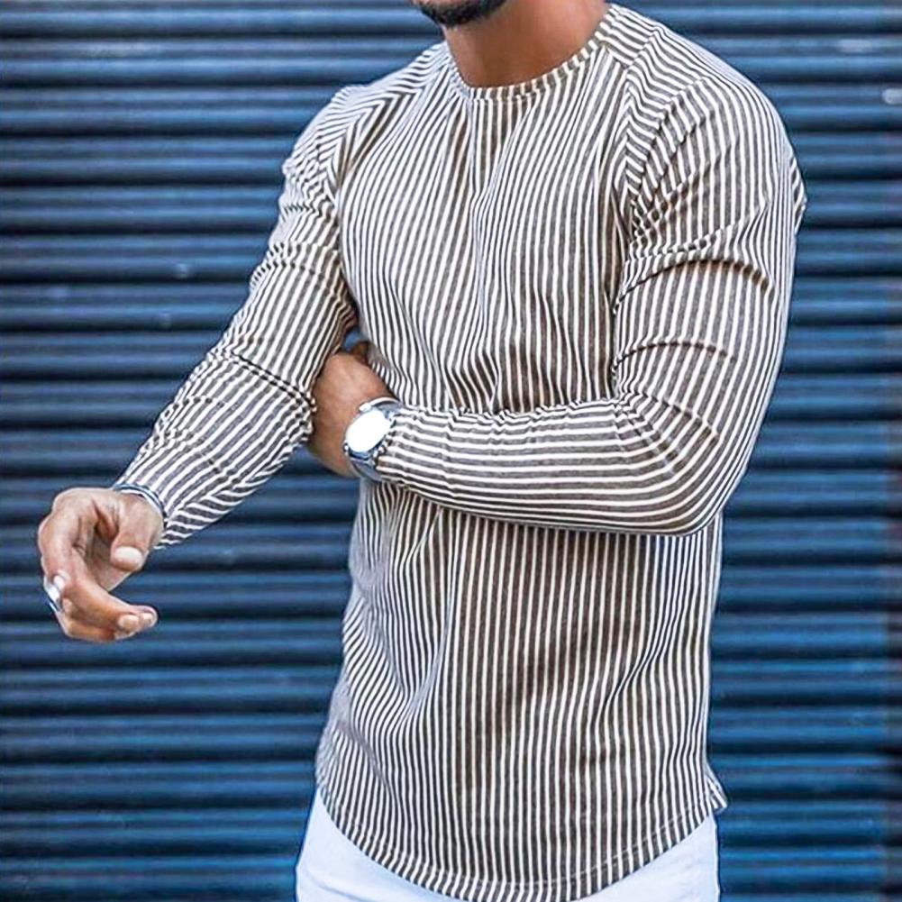Moderner, schlanker Herrenpullover