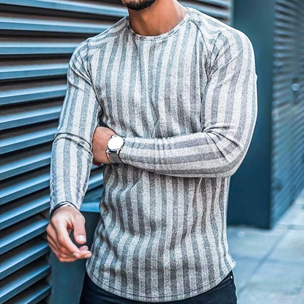 Moderner, schlanker Herrenpullover
