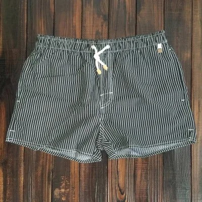 Modische und bequeme Herren Badeshorts mit Streifen
