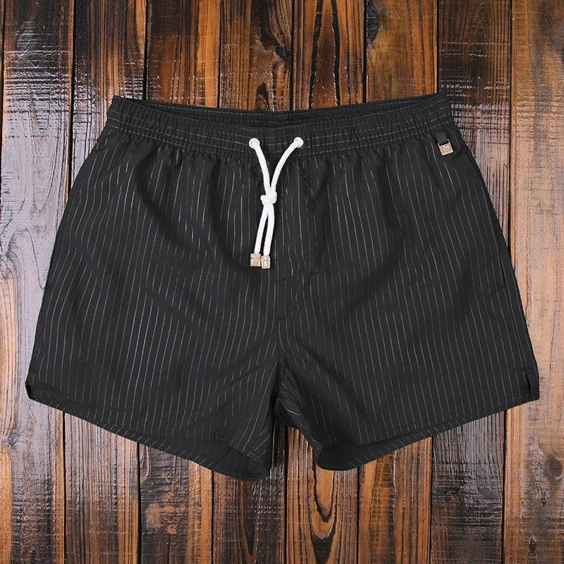 Modische und bequeme Herren Badeshorts mit Streifen