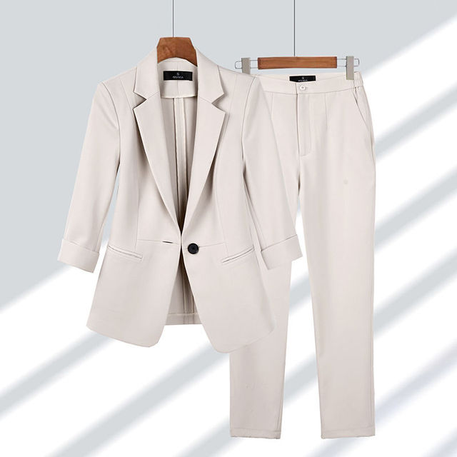 Avelena: Exklusives Damen-Outfit mit Blazer und Langarm-Oberteil
