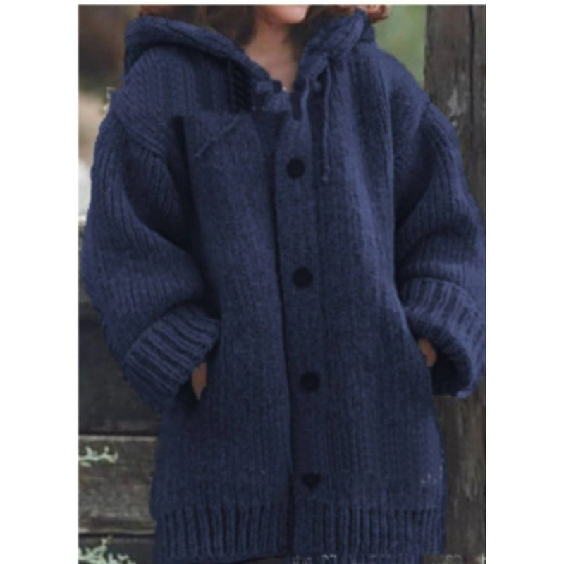 Sarina: Weicher Strickmantel mit Kapuze und Knöpfen