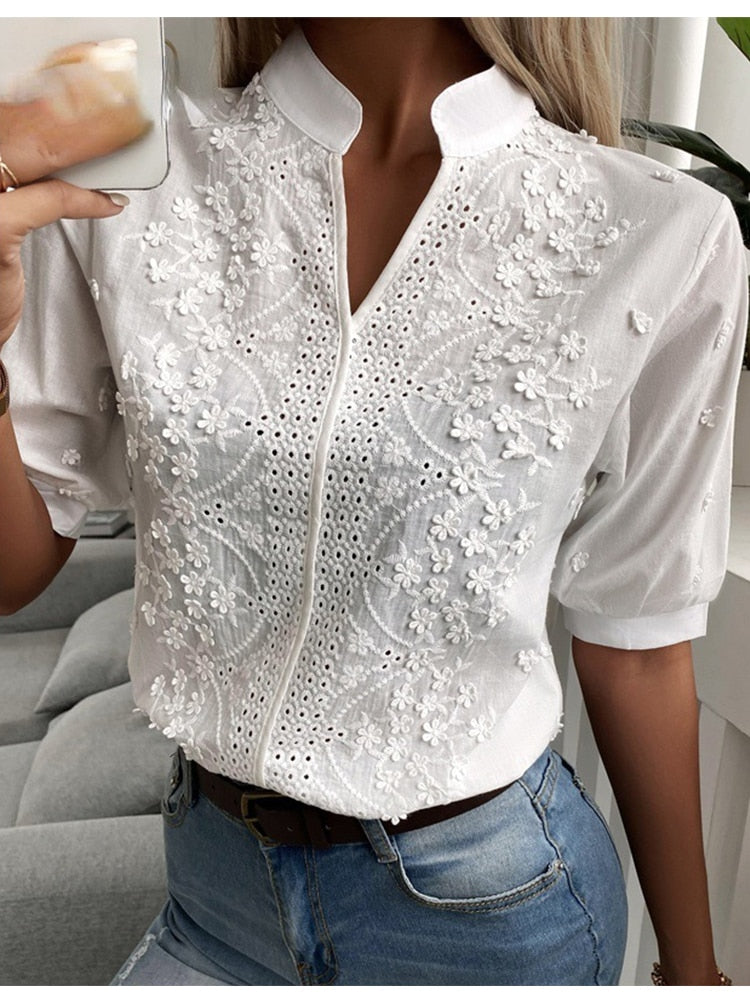 Damenbluse Anika: Elegant mit floralen Stickereien