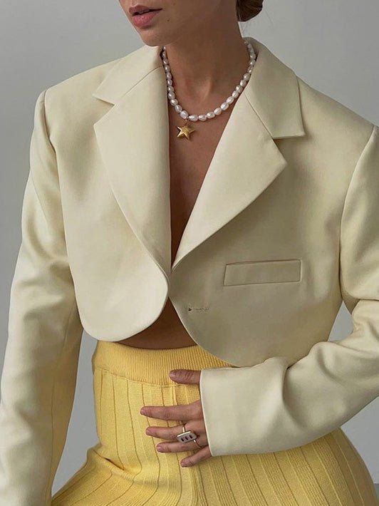 Enganzende Blazer mit steifem Revers