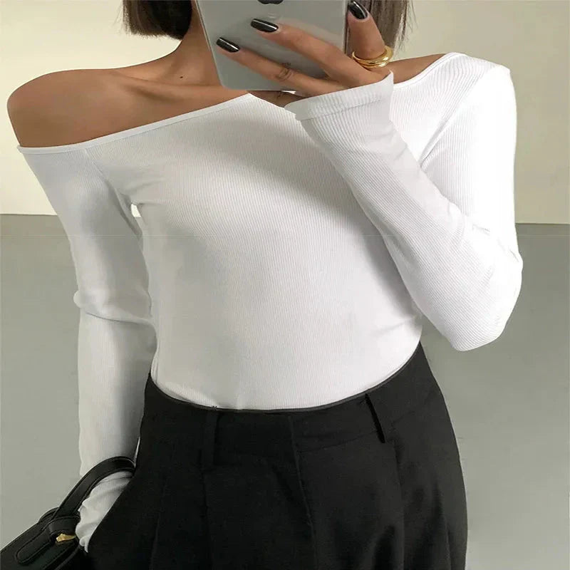 Modische Langarm Bluse mit asymmetrischem, off-shoulder Kragen und Peplum