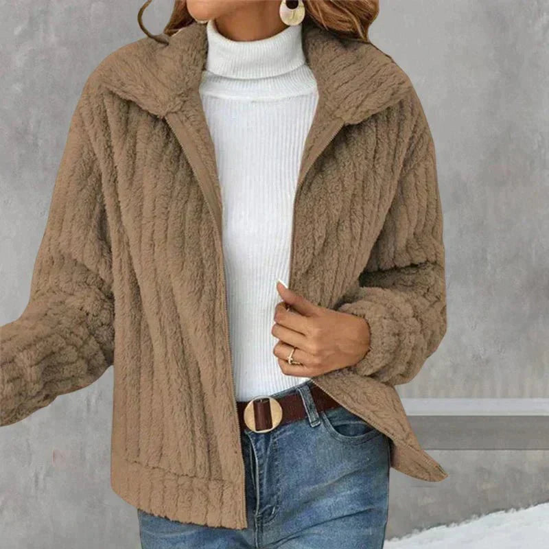 Myra: Klassischer Cardigan aus Plüsch